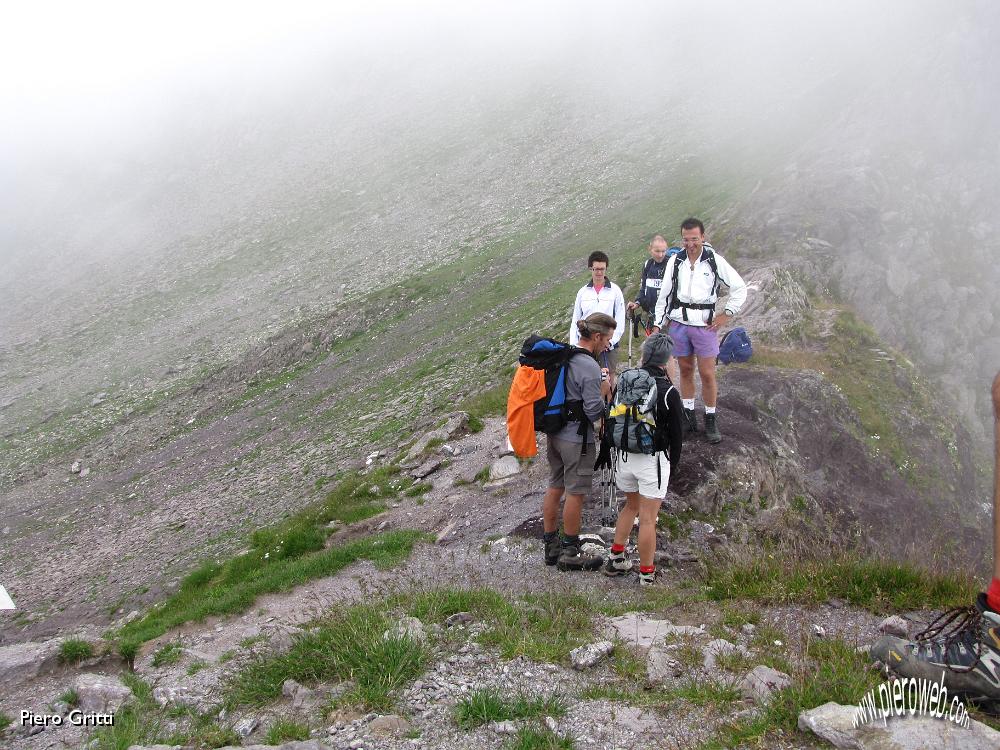 38 Consulto tra amici per saliire in vetta al Pizzo Tre Confini.jpg